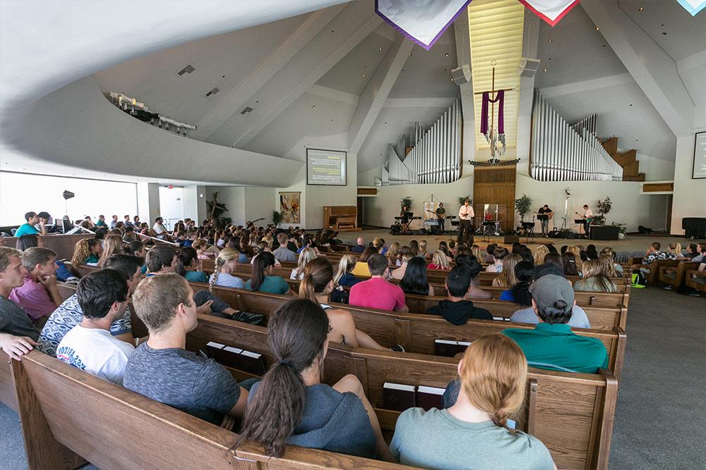 学生们在科罗拉多大学中心参加教堂礼拜.