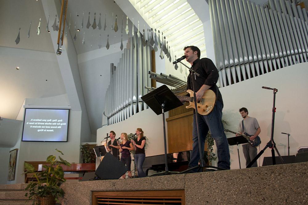 一支乐队在科罗拉多大学中心领着礼拜仪式.
