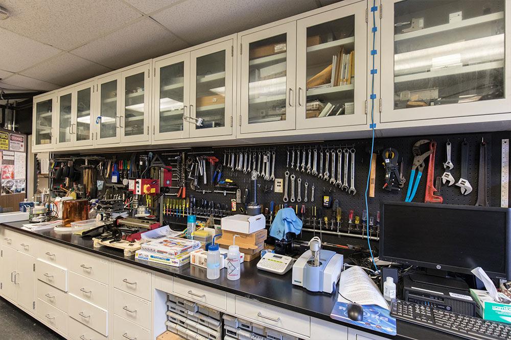 在康科迪亚的科学实验室里，一个钉板展示了一系列工具.