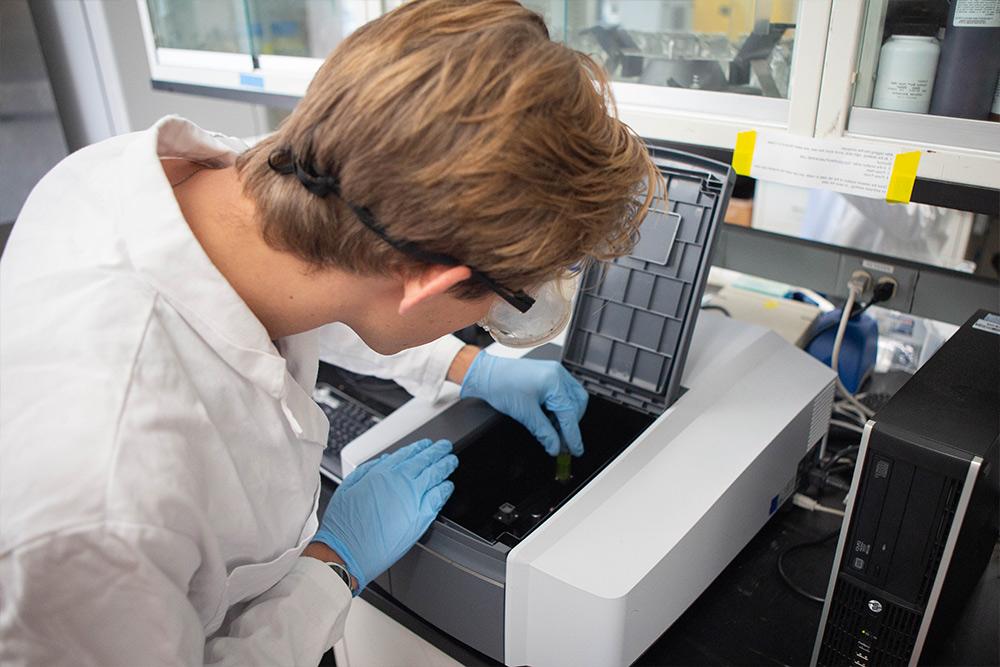 一名学生正在康考迪亚的科学实验室进行测试