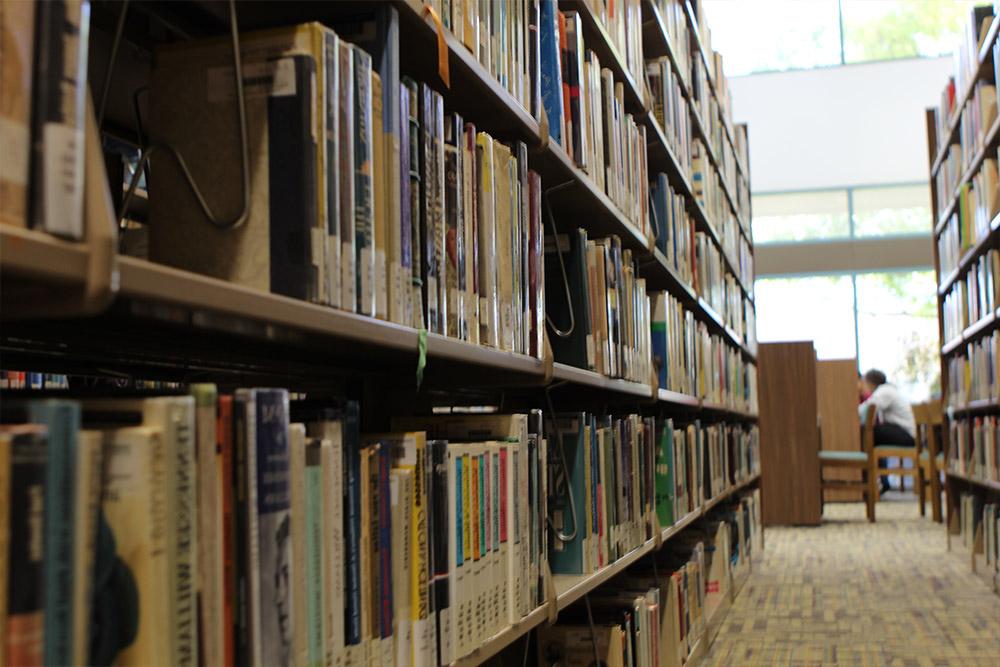 主图书馆藏书超过75本,2000多本印刷书籍和期刊,000 Ebooks, 所有这些都可以在线预订和续订.